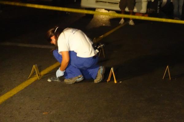 Autoridades recaban evidencias en el lugar del ataque. (Foto Prensa Libre: Omar Méndez)
