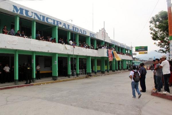 Un grupo de vecinos de Nebaj se manifiesta en el segundo piso de la comuna,    en rechazo a la repetición de comicios.