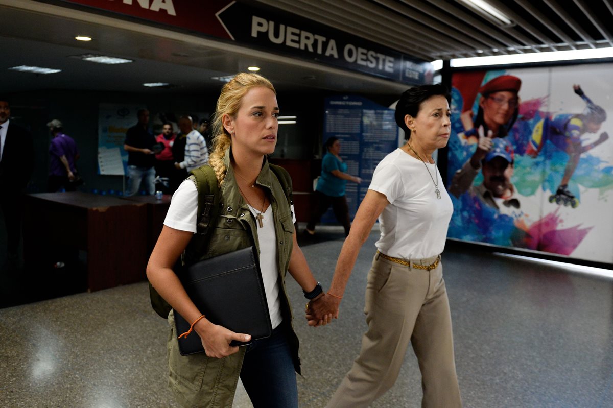 Lilian Tintori (izq.) junto a la madre de Leopoldo López, Antonieta Mendoza, luego de denunciar los vejámenes sufridos. (Foto Prensa Libre: AFP).