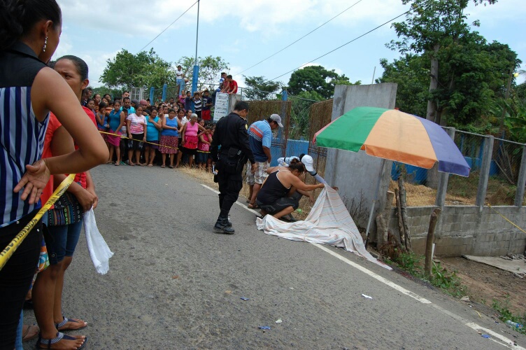 Vecinos de La Blanca, San Marcos, observan a socorristas y agentes policiales en la escena del crimen. (Foto Prensa Libre: Alexander Coyoy)