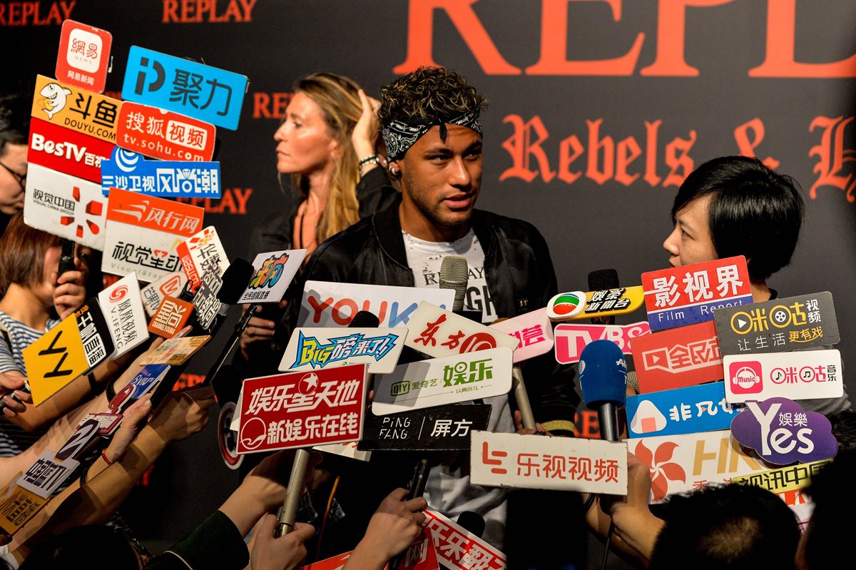 Mientras que Neymar se encuentra en China en una presentación, el PSG espera realizar su contrato en las próximas horas. (Foto Prensa Libre: AFP)