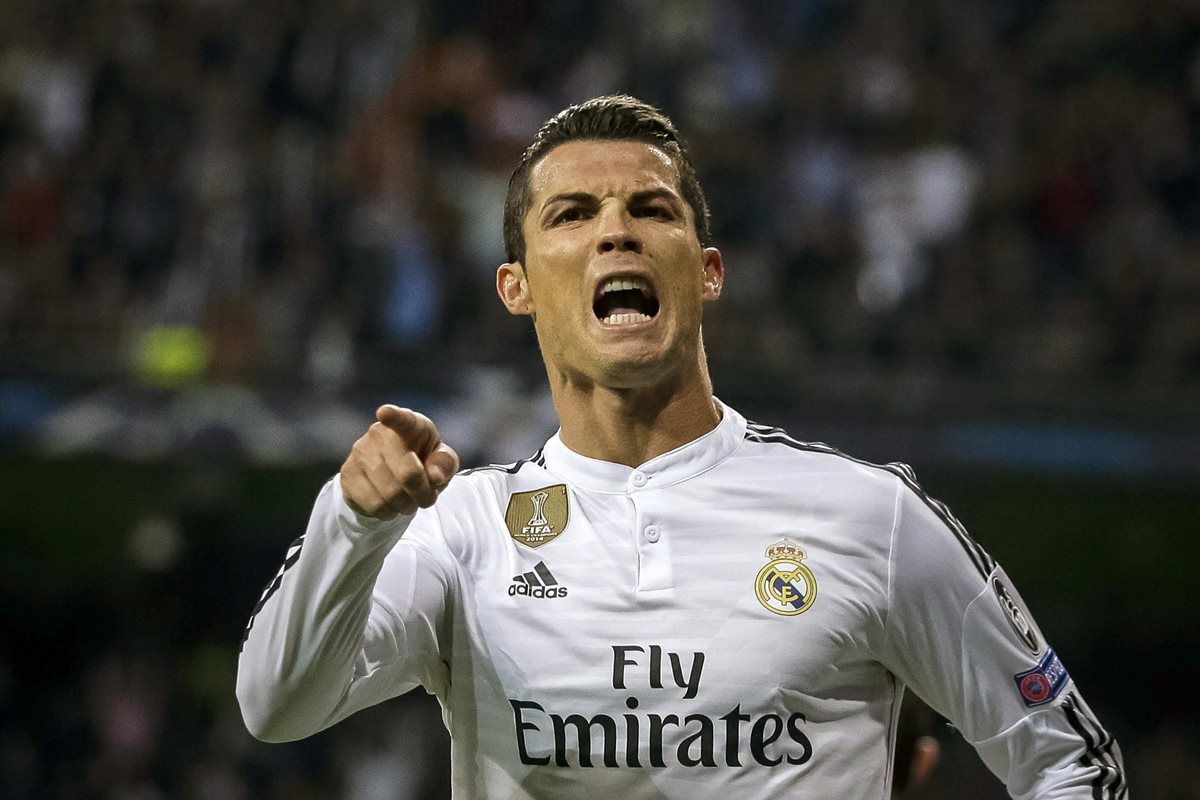 El portugués Cristiano Ronaldo fue distinguido por quinta vez con el premio Globe Soccer al mejor jugador del año 2017. (Foto Prensa Libre: EFE)