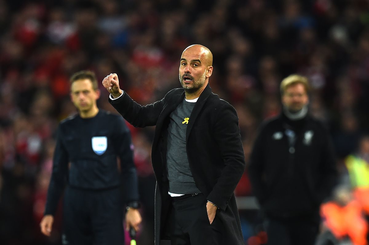 Pep Guardiola también se mostró molesto por el desempeño de su equipo frente al Liverpool. (Foto Prensa Libre: AFP)