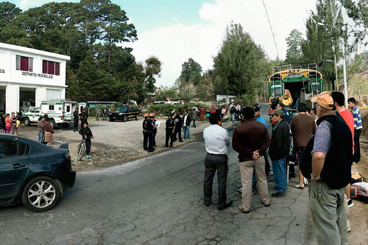 Dos muertos y un herido dejó el asalto a un bus de rutas corta en Fraijanes este lunes. (Foto Prensa Libre: E. Paredes)