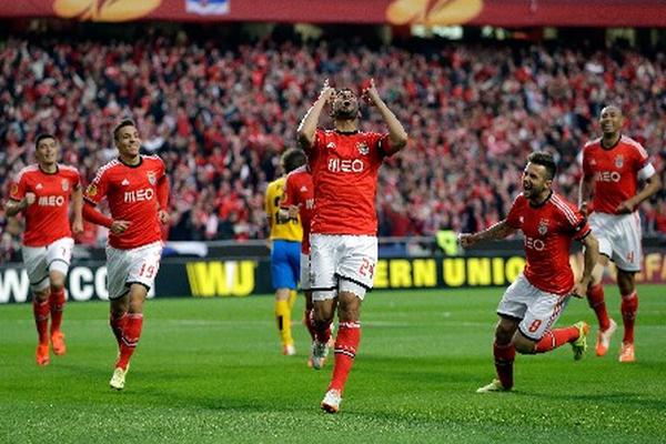 Benfica superó 2-1 a Juventus, en la semifinal de ida de la Europa League. (Foto Prensa Libre: AP)