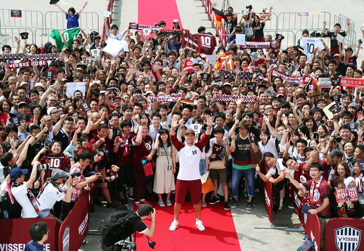 Lukas Podolski causó sensación a su llegada a Japón, donde fue recibido por miles de aficionados. (Foto Prensa Libre: AP)