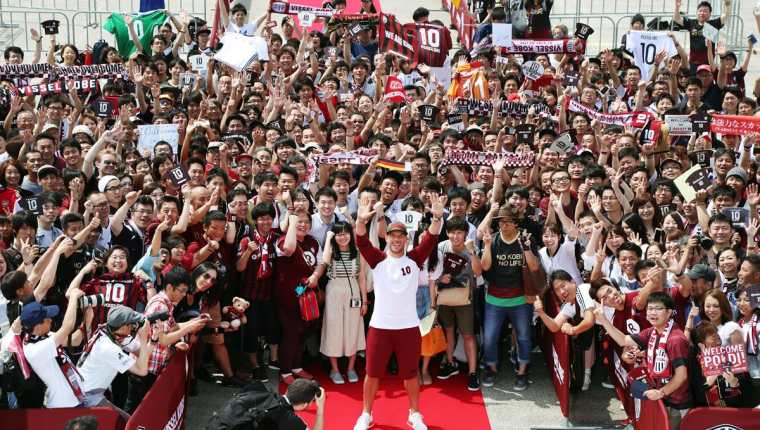 Lukas Podolski causo sensación a su llegada a Japón donde fue recibido por miles de aficionados. (Foto Prensa Libre: AP)