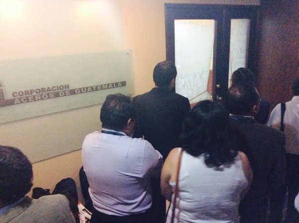 Abogados de la SAT notifican a Aceros de Guatemala sobre la intervención firmada por un juzgado. (Foto Prensa Libre: SAT)
