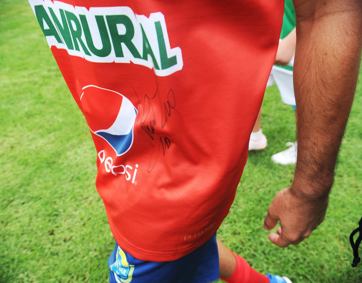 Carlos Kamiani Félix luce la camiseta de Municipal con el autógrafo de Alessandro Del Piero. (Foto Prensa Libre: Edwin Fajardo)
