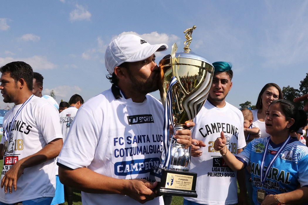 El entrenador Sergio Guevara ganó el título con Santa Lucía Cotzumalguapa de la Primera División. (Foto Prensa Libre: Carlos Paredes)