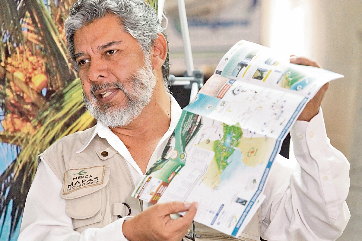 Antonio Cabrera, gerente de Merca Mapas de Guatemala, presenta el plano de Río Dulce e Izabal, elaborado con comunidades, empresas y entes estatales. (Foto Prensa Libre: Álvaro Interiano)