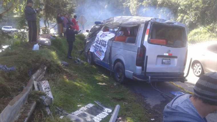El microbús donde viajaban unos 15 pasajeros quedó destruído,en Palestina de Los Altos, Quetzaltenango. (Foto Prensa Libre: Carlos Ventura)