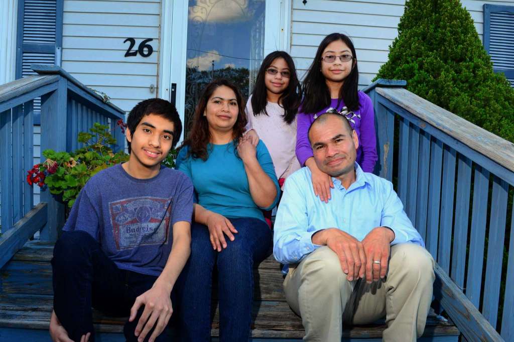 El guatemalteco Luis Barrios, junto a su esposa, Dora, y sus hijos Léster, de 16 años, y las gemelas Sindy y Gabriela, de 11, en su casa en Derby. (Christian Abraham / Hearst Connecticut Media)