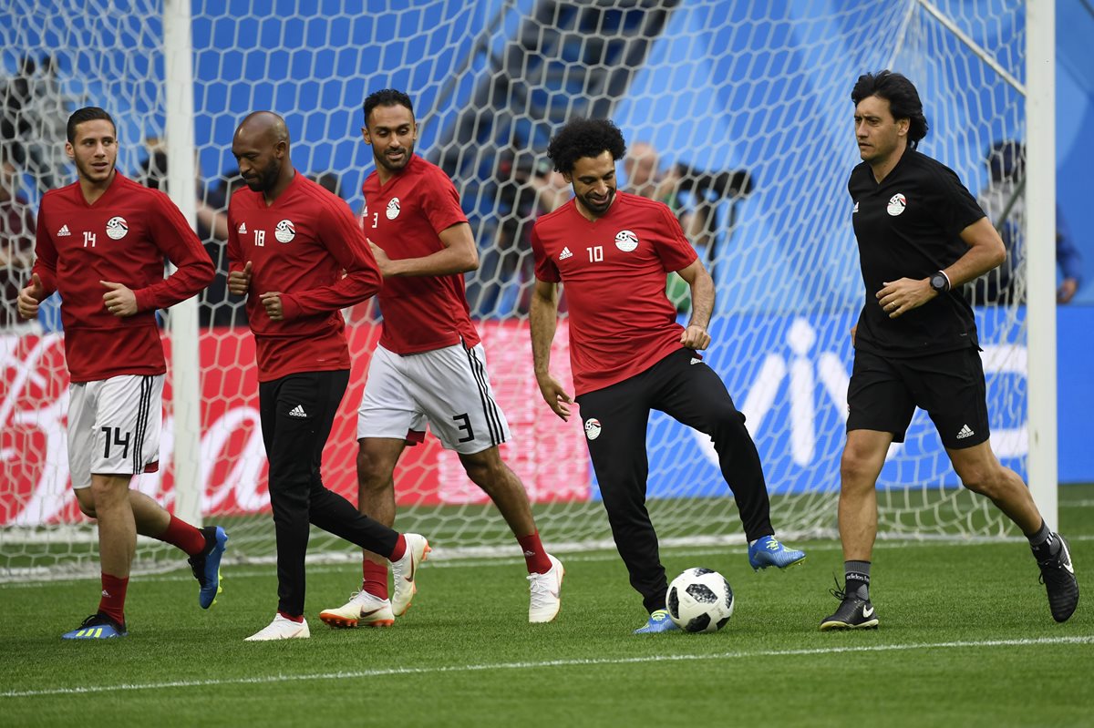 Durante el calentamiento Mohamed Salah se mostró sin problemas y es muy probable que juega contra Rusia. (Foto Prensa Libre: AFP)