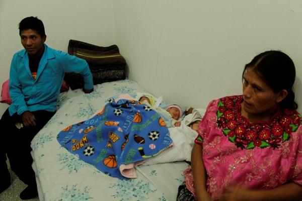 Los trillizos permanecen junto a sus padres, en Salamá. (Foto Prensa Libre: Carlos Grave) <br _mce_bogus="1"/>