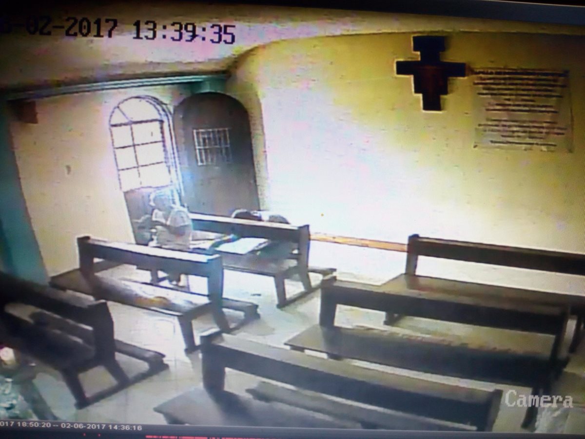 Cámaras de seguridad en una iglesia en Barberena, Santa Rosa, captaron un robo. (Foto Prensa Libre: Facebook Parroquia San José Frailes Franciscanos)