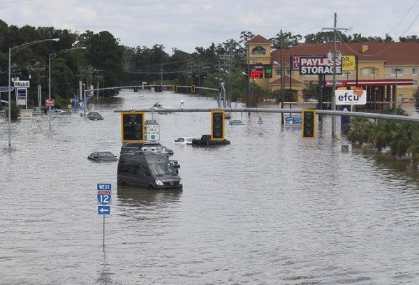Varios vehículos quedaron prácticamente bajo el agua en Baton Rouge,Luisiana.(Foto Prensa Libre:EFE).