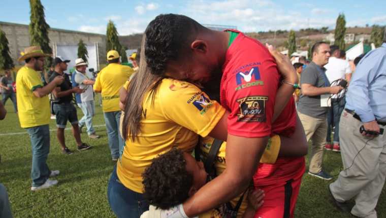 José Calderón celebró junto a su familia el título con Guastatoya. (Foto Prensa Libre: Norvin Mendoza)