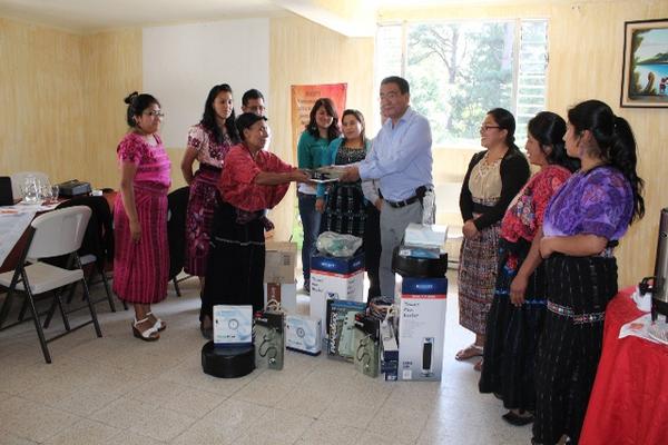 Comadronas de Nahualá y Santa Clara La Laguna reciben donativo. (Foto Prensa Libre: Ángel Julajuj).<br _mce_bogus="1"/>