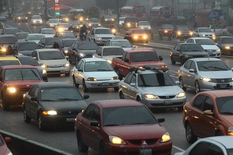 A la Ciudad de Guatemala se estima que ingresan de municipios aledaños un millón de vehículos cada día. (Foto Prensa Libre: Hemeroteca PL)