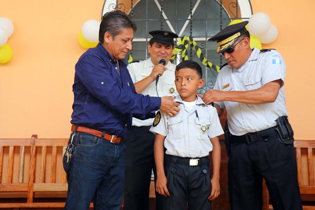 El niño Mario Antonio Morales Mazariegos asume como comisario de la PNC por un día. (Foto Prensa Libre: Rolando Miranda)