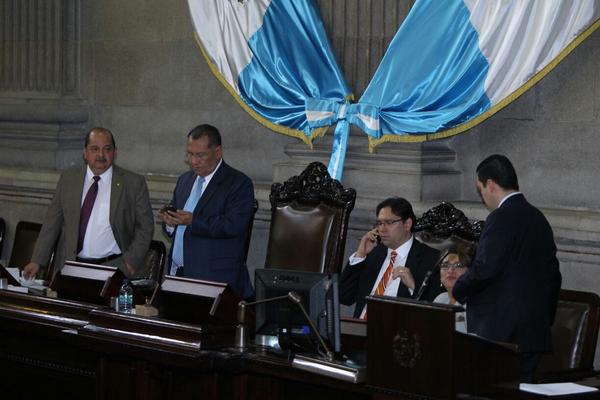 Arístides Crespo anuncia la suspensión de la sesión plenaria por falta de quórum (Foto Prensa Libre: Paulo Raquec) <br _mce_bogus="1"/>