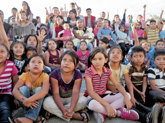 Decenas de niños que viven en el Amparo I y II, El Granizo y en los asentamientos aledaños, en la zona 7, siguen con atención las indicaciones de las hermanas Catalán, quienes cada año les llevan el calor y la alegría navideña.