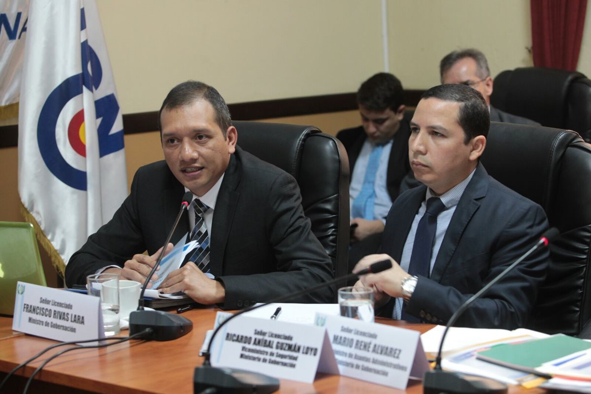 Francisco Rivas Lara —izquierda—, ministro de Gobernación, informó sobre la construcción de tres cárceles con donaciones. (Foto Prensa Libre: Erick Ávila)
