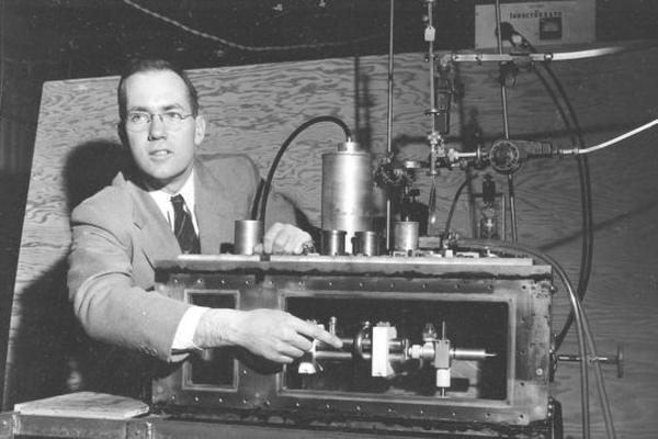 Charles Townes presenta el máser a la prensa en Nueva York en 1955. (Foto Prensa Libre:AP)