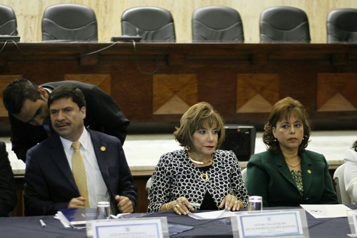 Silvia Patricia Valdés -al centro- es electa nueva presidenta de la CSJ. (Foto Prensa Libre: Paulo Raquec)