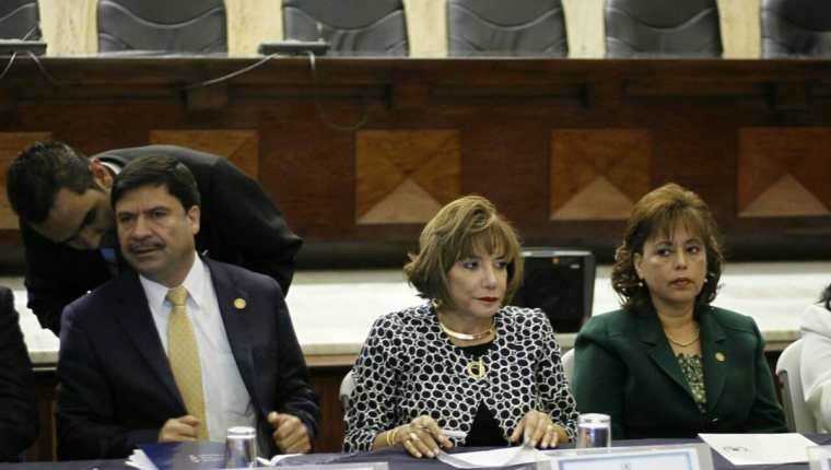 Silvia Patricia Valdés -al centro- es electa nueva presidenta de la CSJ. (Foto Prensa Libre: Paulo Raquec)