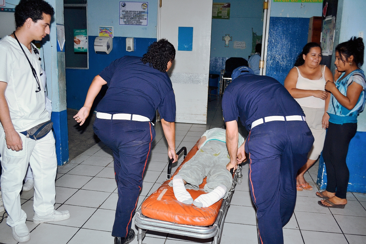 Socorristas trasladan a un hombre a la emergencia del Hospital Regional de Zacapa, luego de un accidente en motocicleta. (Foto Prensa Libre: Víctor Gómez)