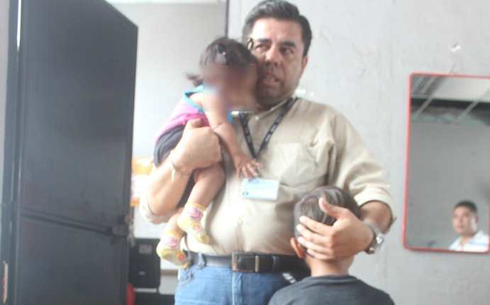 Niños rescatados son puestos a salvo por personal de la PGN en Escuintla. (Foto Prensa Libre: Melvin Sandoval)