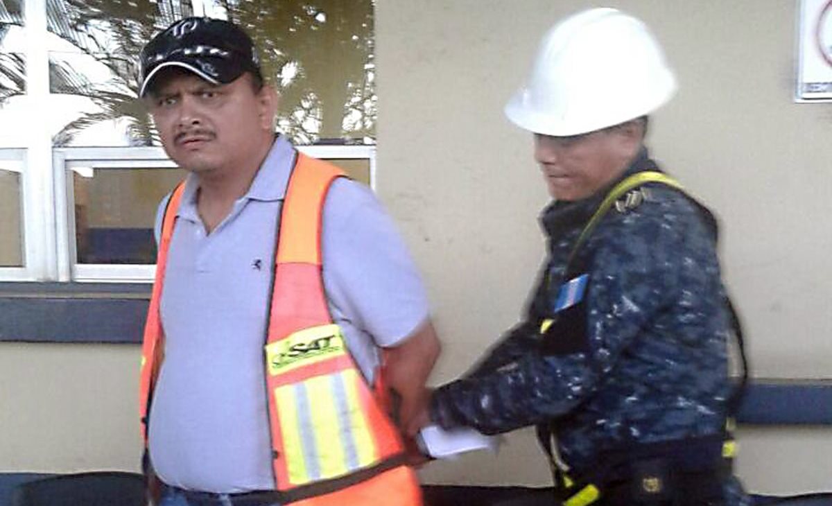 Edwin Humberto Ruano Martínez, es aprehendido en Puerto Santo Tomás de Castila, por defraudación aduanera. (Foto Prensa Libre: Dony Stewart)