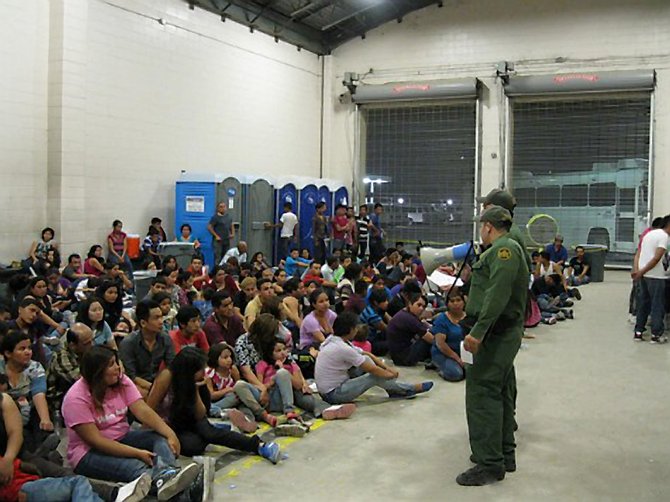(Foto de archivo), un oficial habla a migrantes detenidos en un centro de Arizona. (Foto: The Breitbart Release).