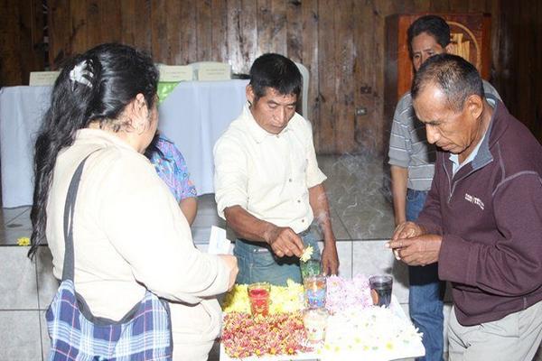 Mujeres y  hombres que participan en aprendizaje acerca de partos, en Cobán, Alta Verapaz. (Foto Prensa Libre: Ángel Tax)