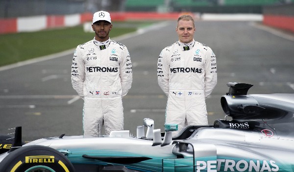 Los pilotos británico Lewis Hamilton (izq) y finlandés Valtteri Bottas, de la escudería Mercedes-AMG Petronas. (Foto Prensa Libre: EFE).