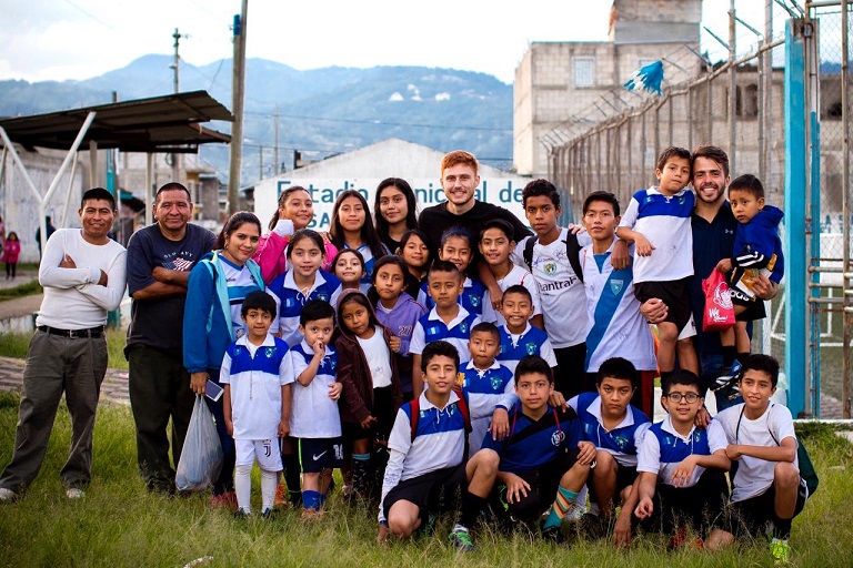 El mediocampista de Comunicaciones Rodrigo Saravia compartió con los niños de la escuela Pequeños Talentos. (Foto Prensa Libre: Cortesía Amílcar Pineda)