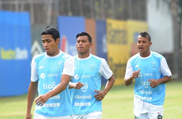Luis Martínez, Manuel Soto Archila y Sergio Tagua, se ejercitan en el Proyecto Goal (Foto Prensa Libre: Edwin Fajardo)