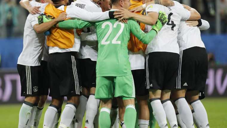 Los jugadores de la selección alemana festejan luego de ganar la Copa Confederaciones. (Foto Prensa Libre: EFE)