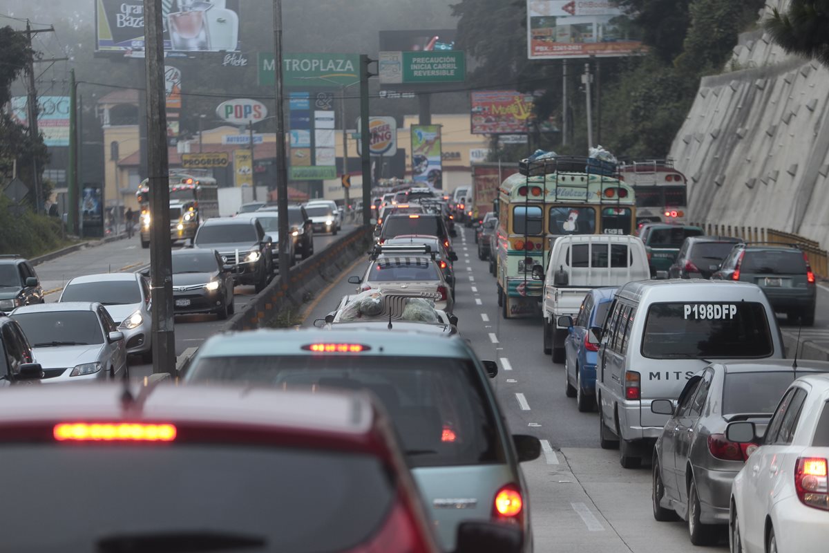 Tránsito vehícular en carretera a El Salvador. (Foto Prensa Libre: Hemeroteca PL)