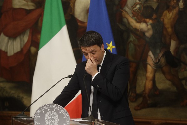Matteo Renzi reconoció su derrota en el referendo para una reforma constitucional. (Foto Prensa Libre: AP)