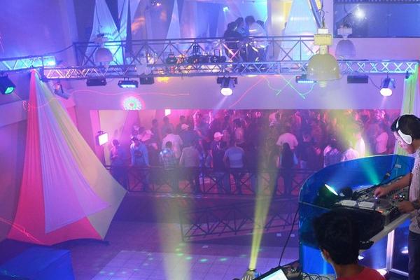 Las discotecas  carecen de paredes aislantes, por lo que el ruido que causan afecta a vecinos. (Foto Prensa Libre: Oswaldo Cardona)
