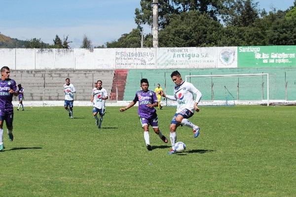 Rodrigo Monterroso —derecha—,  durante un pasaje del juego de ayer entre Antigua GFC y Usac. (Foto Prensa Libre: Miguel López)