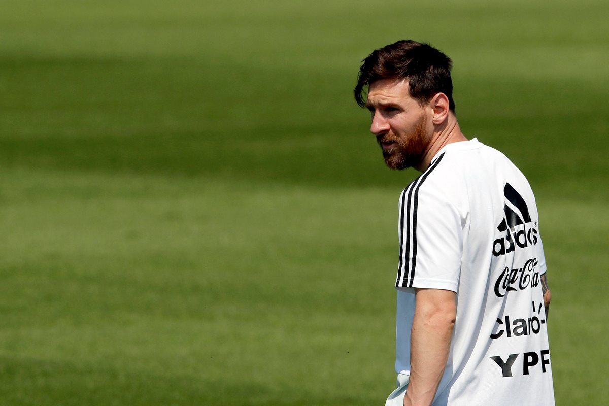 El capitán de la selección de Argentina, Lionel Messi, durante el entrenamiento que el equipo albiceleste ha realizado en Bronnitsy. (Foto Prensa Libre: AFP)