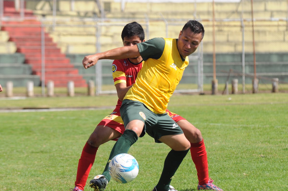 El argentino Matias Trionfini participó en el amistoso. El sudamericano está pendiente de su pase internacional para aparecer en el duelo ante Cobán. (Foto Prensa Libre: Aroldo Marroquín)