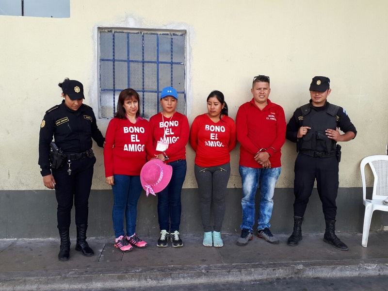 Los cuatro detenidos, dos guatemaltecas y una pareja de colombianos, permanecen en la sede de la Comisaría 22 de Jalapa. (Foto Prensa Libre: Hugo Oliva)