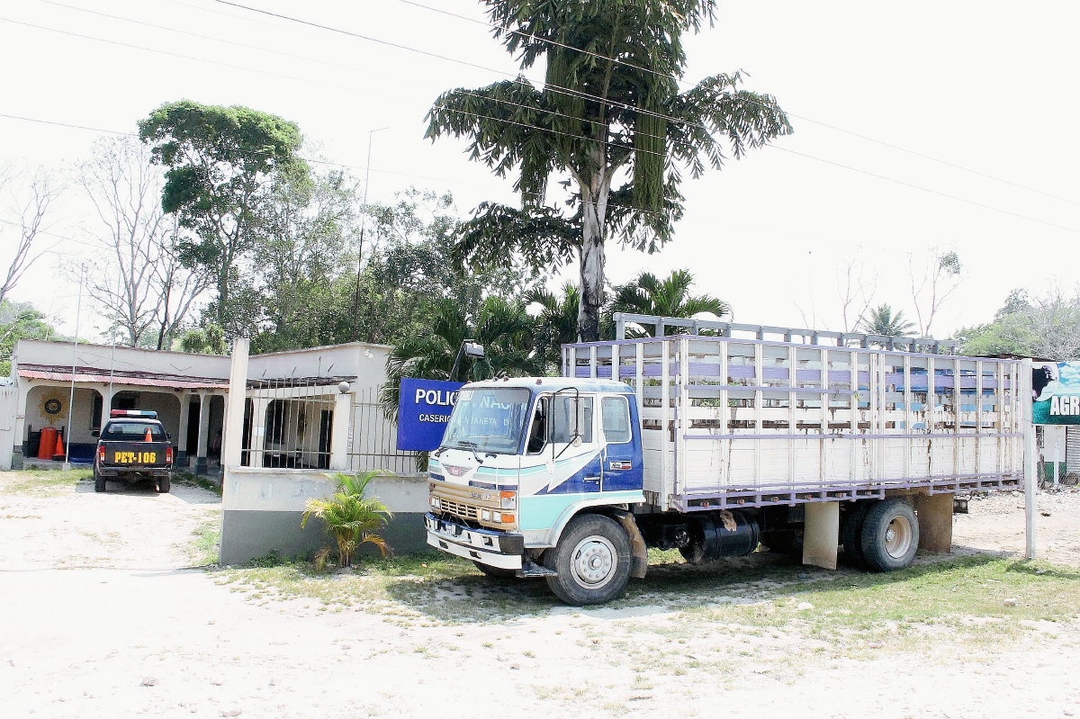 El camión   fue trasladado a la subestación de la PNC en Dolores, Petén. (Foto Prensa Libre: Walfredo Obando)