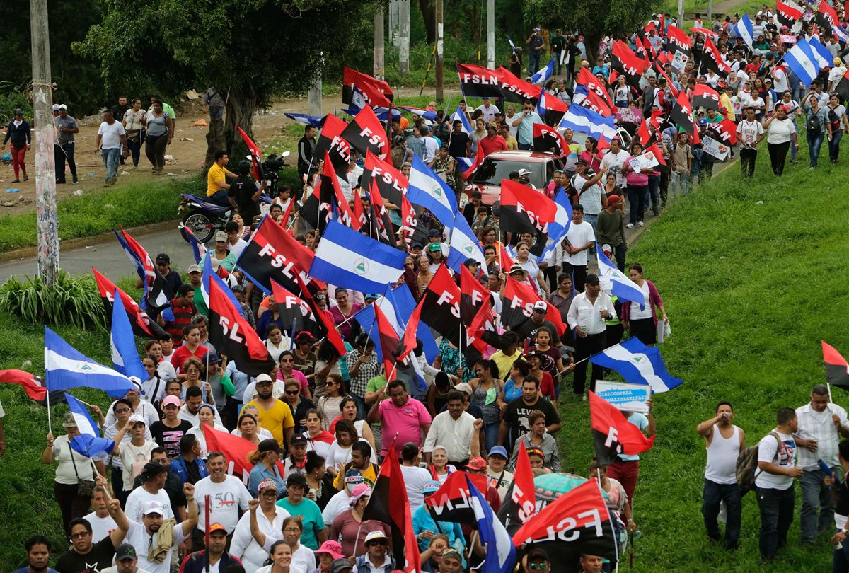 Simpatizantes del Frente Sandinista de Liberación Nacional marchan en apoyo al presidente Daniel Ortega. (EFE)