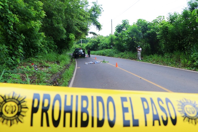 Domingo Marroquín fue atropellado en el kilómetro 194, ruta entre la cabecera de Retalhuleu, hacia la aldea El Retiro. (Foto Prensa Libre: Rolando Miranda)